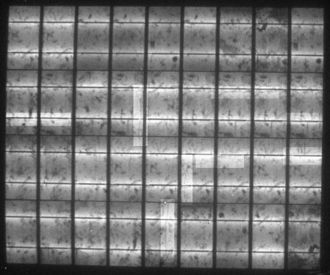Elektrolumineszenz-Aufnahme des leicht belasteten flexiblen polykristallinen Solarmoduls